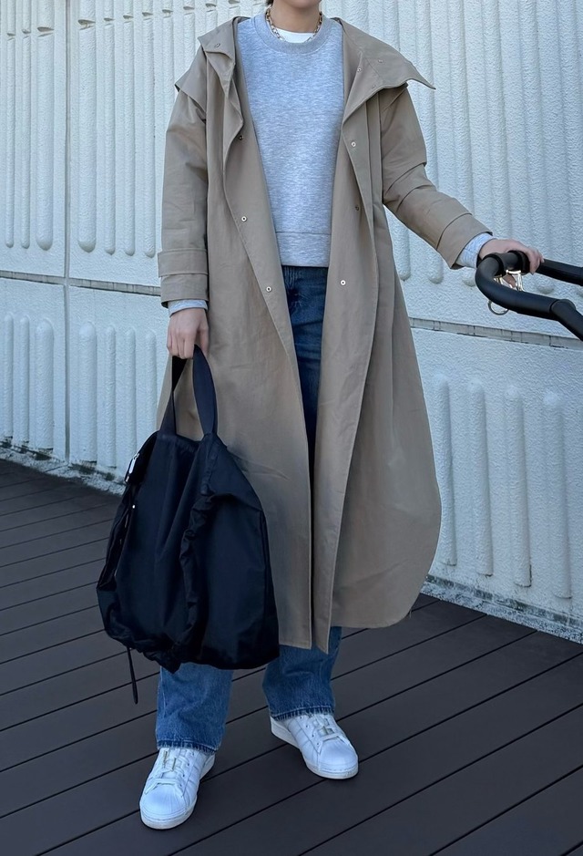 明るめカラーの冬ベーシック。トレンチコート×デニムでつくる大人のきれいめカジュアル 【40代の毎日コーデ】