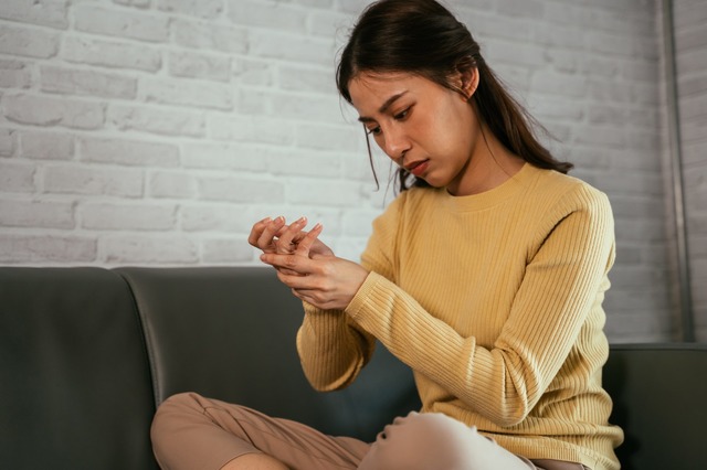 「最近、指に違和感が…」みるみる悪化し、包丁を取り落とすほどに。手指痛と向き合った女性がたどった数々の治療法とは【2025年ベスト記事セレクション】