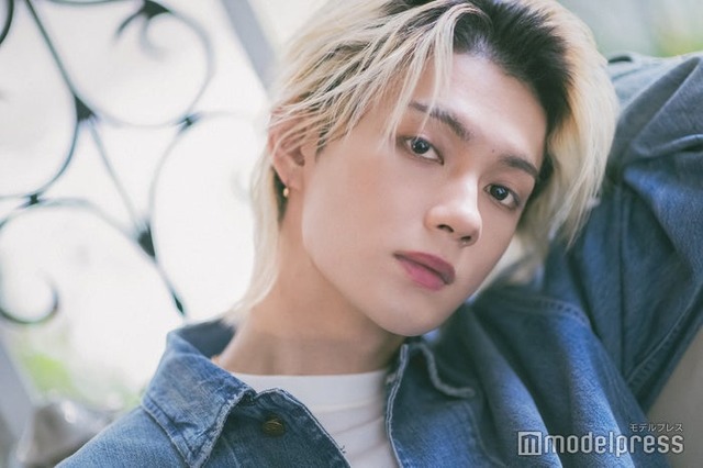 モデルプレスのインタビューに応じた佐野勇斗（C）モデルプレス