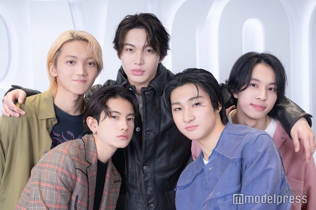 （左から）TAICHI（タイチ）、YUTA（ユウタ）、KEI（ケイ）、KANTA（カンタ）、RAIKI（ライキ）（C）モデルプレス