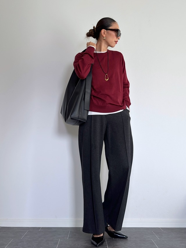 全身【ユニクロ】。おしゃれ色ニット×ワイドパンツをバランスよく彩るレイヤードテクとは【40代の毎日コーデ】