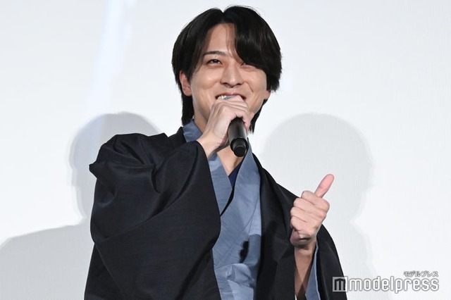 「無限バッシング！」と叫びながらなぜかグッドポーズを添えてしまった寺西拓人（C）モデルプレス