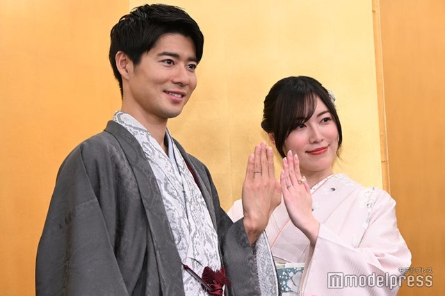 結婚会見に登場した辻本達規、松井珠理奈（C）モデルプレス