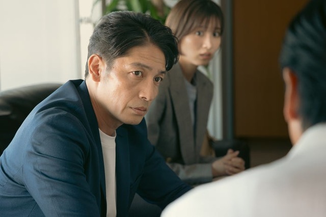 玉木宏、岡崎紗絵「プロフェッショナル 保険調査員・天音蓮」第1話（C）フジテレビ