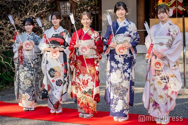 乃木神社で成人式を行った瀬戸口心月、奥田いろは、菅原咲月、五百城茉央、愛宕心響（C）モデルプレス