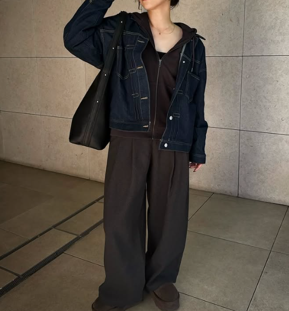 デニムシャツの着こなしが進化！トレンドのブラウンをメインにした大人レイヤード 【40代の毎日コーデ】