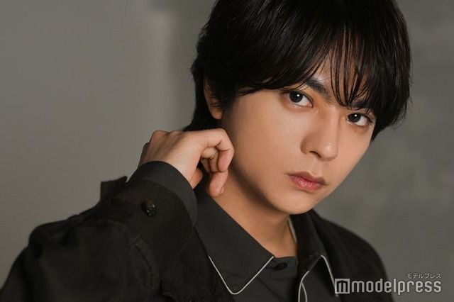 モデルプレスのインタビューに応じた佐藤勝利（C）モデルプレス