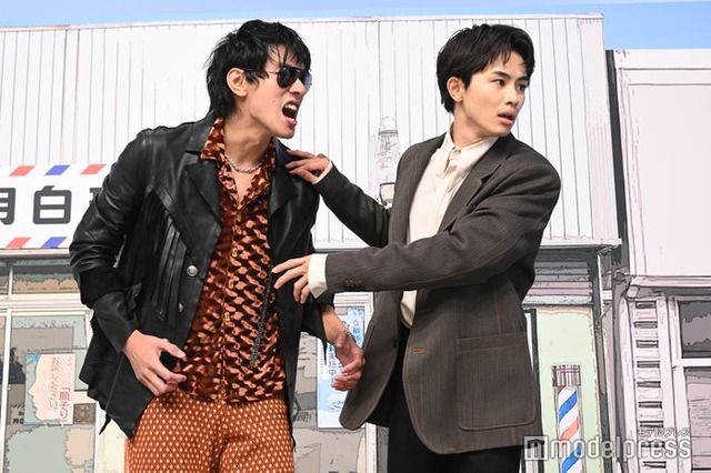 寸劇を披露する中島歩、草川拓弥（C）モデルプレス