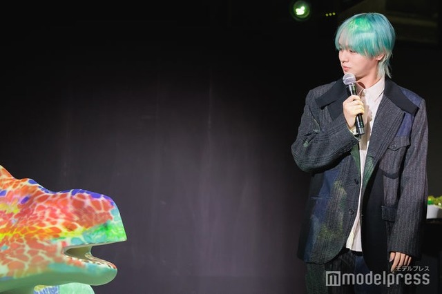 トカゲを見つめる伊野尾慧（C）モデルプレス