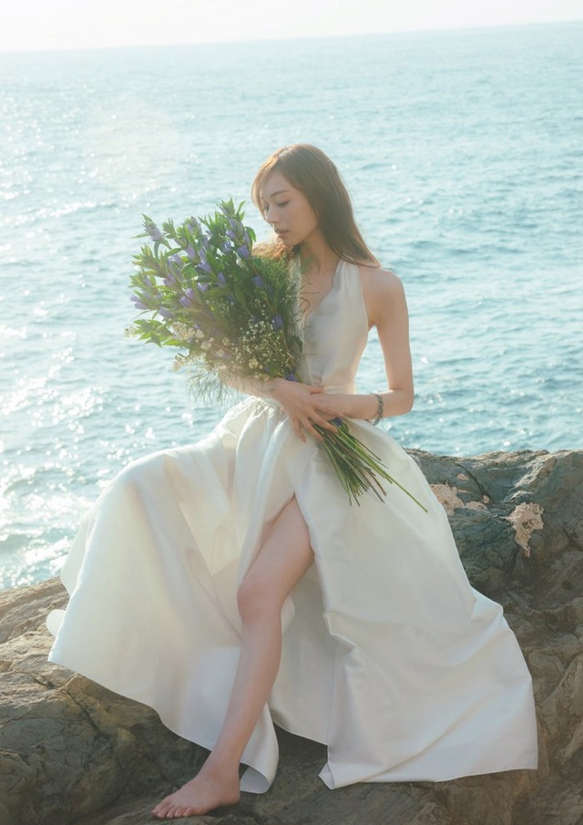 梅澤美波 2nd写真集「透明な覚悟」Sony Music Shop限定版裏表紙／撮影：東京祐