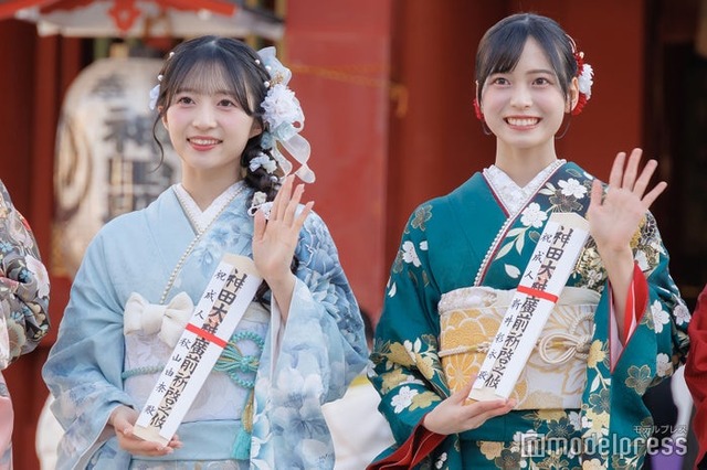「AKB48 二十歳のつどい 2026」に出席した秋山由奈、新井彩永（C）モデルプレス