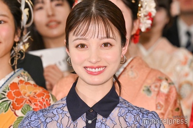 令和7年度「二十歳のつどい」にサプライズ登場した橋本環奈（C）モデルプレス