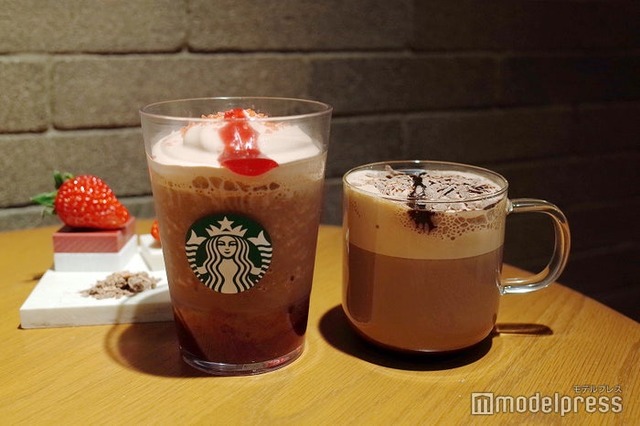 （左から）カカオ & ストロベリー ムース フラペチーノ、カカオ ムース ラテ（C）モデルプレス