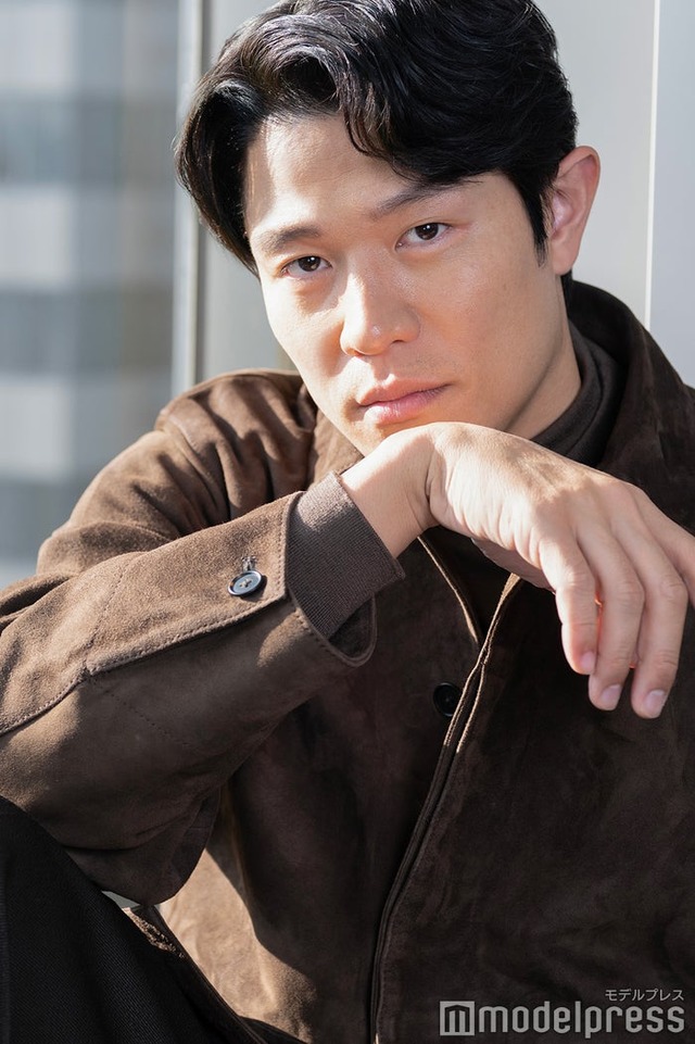 モデルプレスのインタビューに応じた鈴木亮平（C）モデルプレス