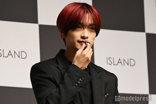 綺麗な形の唇にエッセンススティックを塗る高橋恭平（C）モデルプレス