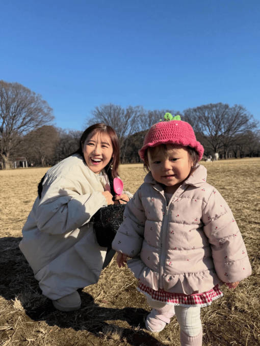 第2子妊娠中の西野未姫、“いちごコーデ”な1歳娘とのお散歩SHOTに反響「癒される」「な～んて可愛いの」