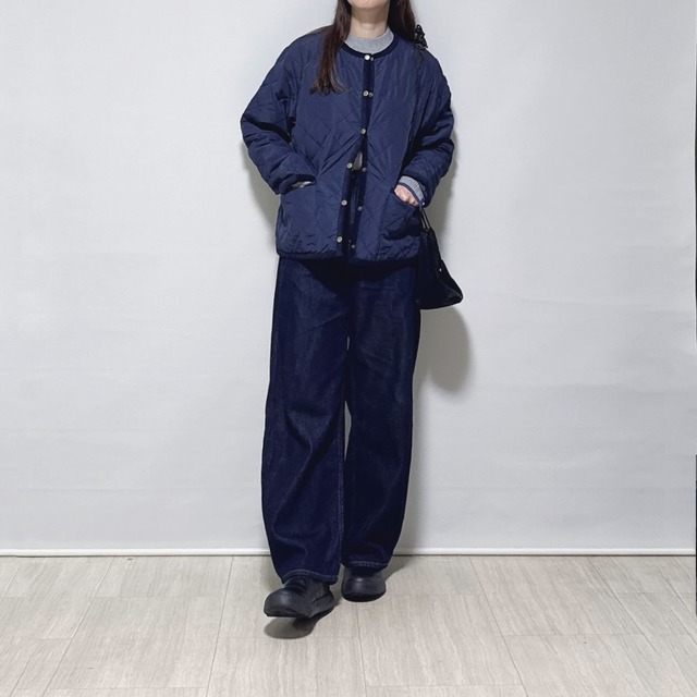 ネイビー×デニムで知的に。キルティングアウターで作る、大人の洗練されたワントーンの着こなし術【40代の毎日コーデ】