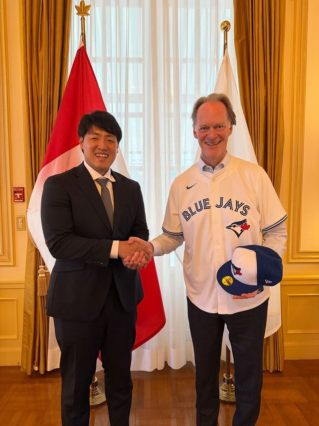 岡本和真選手、イアン・マッケイ駐日カナダ大使（提供写真）