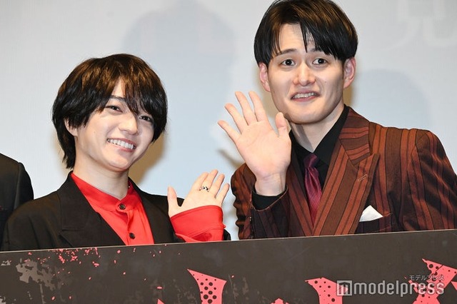 九条ジョーから「金髪が良かったぁ」と言われ「なんでやねん！」と最速で返した黒髪の西畑大吾（C）モデルプレス