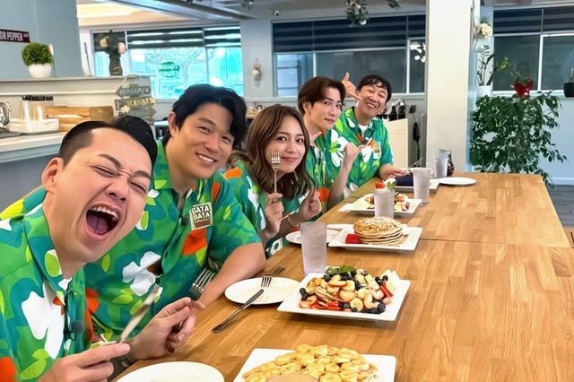 設楽統、鈴木亮平、川口春奈、渡辺翔太、飯塚悟志（C）TBS