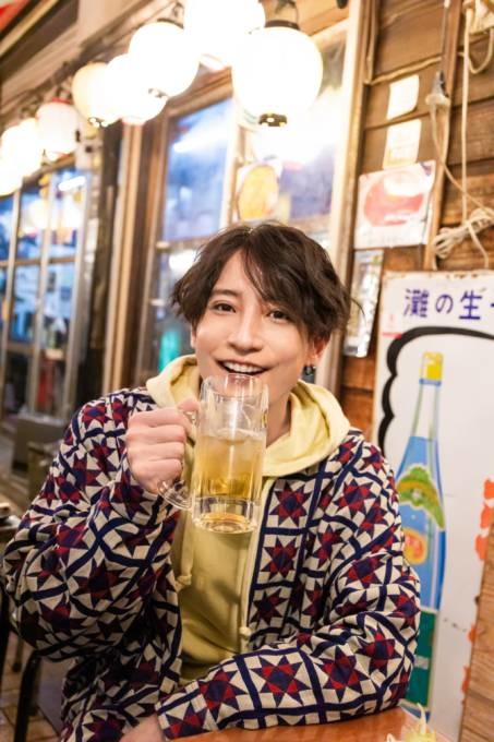 陳内将、ジョッキを持ってにっこり！「乾杯」をテーマにした1冊でファンに愛と労い届ける