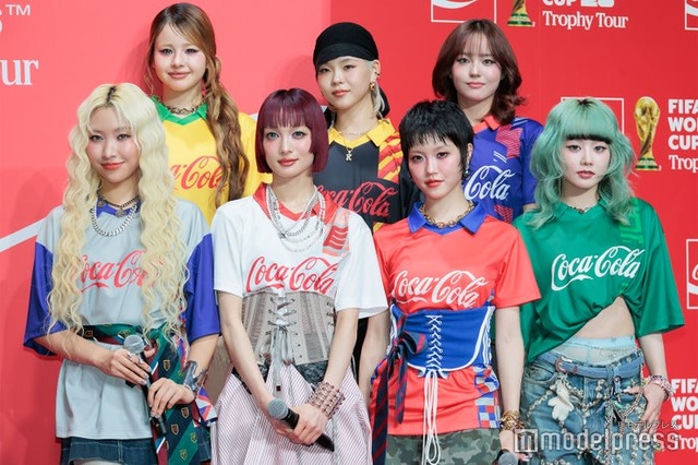 「コカ・コーラ FIFA ワールドカップ（TM） トロフィーツアー」お披露目イベントに登場したXG／（上段左から）HARVEY、COCONA、JURIA（下段左から）MAYA、JURIN、CHISA、HINATA（C）モデルプレス