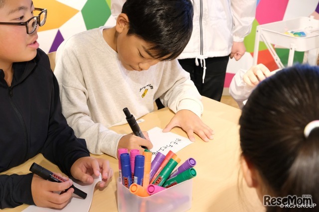 チャレンジ宣言を記入する子供たち