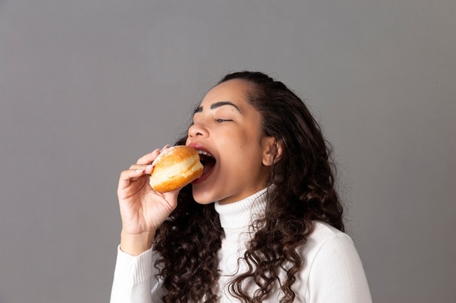 お育ちに差が出る「パンの食べ方」。常識ある大人は当然に身につけているテーブルマナー【2025年度ベスト記事セレクション】