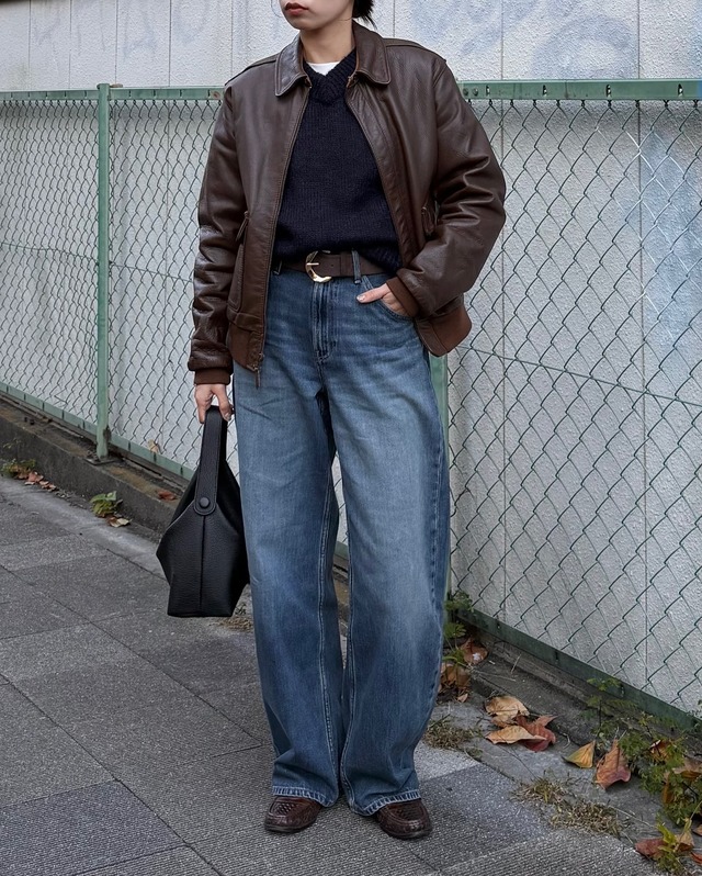 大HIT【ユニクロ】カーブジーンズの冬のハンサムスタイル。レザージャケットはブラウンならハード過ぎない着こなしに【40代の毎日コーデ】