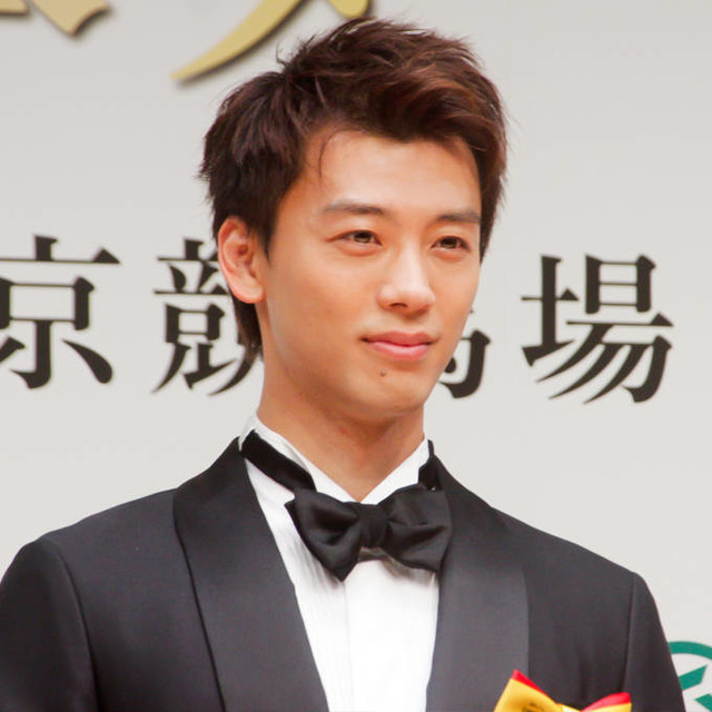 竹内涼真、主演ドラマ『再会』“淳一”のモノクロSHOTに「カッコ良すぎ」「見た瞬間グッと来た」