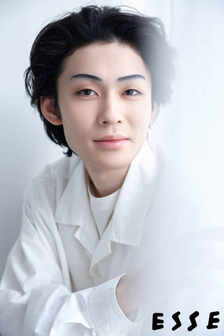 歌舞伎俳優・市川染五郎、凛とした容姿が際立つホワイト衣装SHOT！日々の暮らしにも迫る