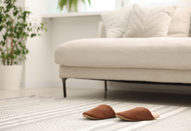 休日の朝…ソファの上にスリッパが2つ！？そっと並べた“意外な犯人”にほっこり