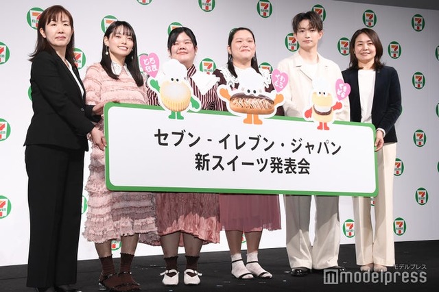 イベントに出席した（左から）株式会社セブン-イレブン・ジャパン 商品本部 ベーカリー・スイーツ部チーフマーチャンダイザー・飯野めぐみ氏、きりやはるか、あんり、田辺智加、綱啓永、株式会社セブン-イレブン・ジャパン 取締役 執行役員 商品本部長・羽石奈緒氏（C）モデルプレス