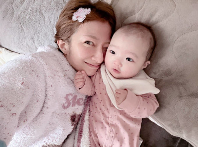 辻希美、生後5ヶ月次女にくっついたほっこりSHOT公開「今日も一日頑張りましょう」