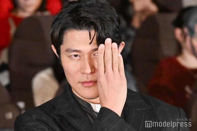 「リブート」ポーズで決める鈴木亮平（C）モデルプレス