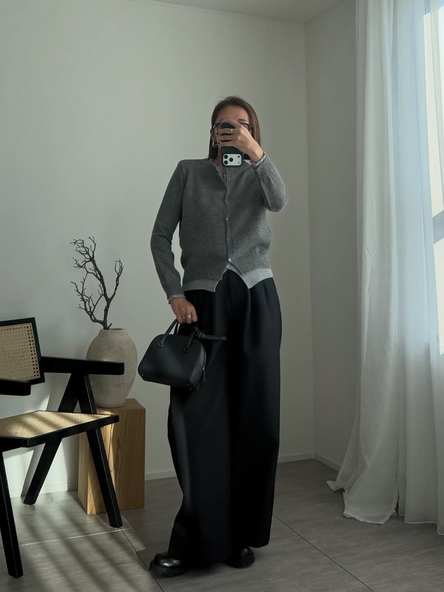 グレー×ブラックの定番配色がぐっと垢抜ける。ワイドパンツ×コンパクトトップスでつくる、シルエットのメリハリ着こなし術【40代の毎日コーデ】