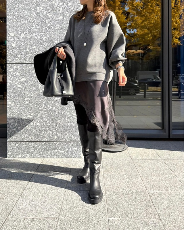 シンプルでハイセンスな大人の冬のレギンススタイル。要はコクーンシルエットのプルオーバー【40代の毎日コーデ】