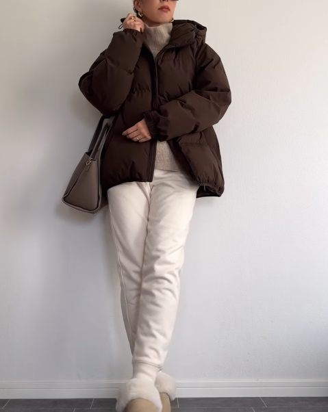 脱・着太りにやっぱり頼れる【ユニクロ】。真冬の屋外イベントも怖くない、防寒と美シルエットを両立したダウンコーデ【40代の毎日コーデ】