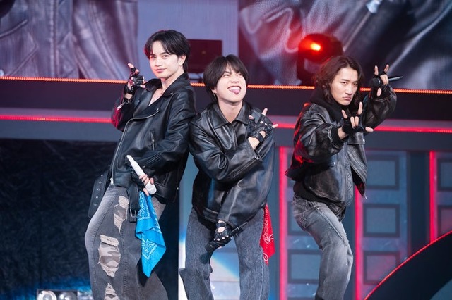 中島健人、重岡大毅、岩本照／撮影：田中聖太郎（提供写真）