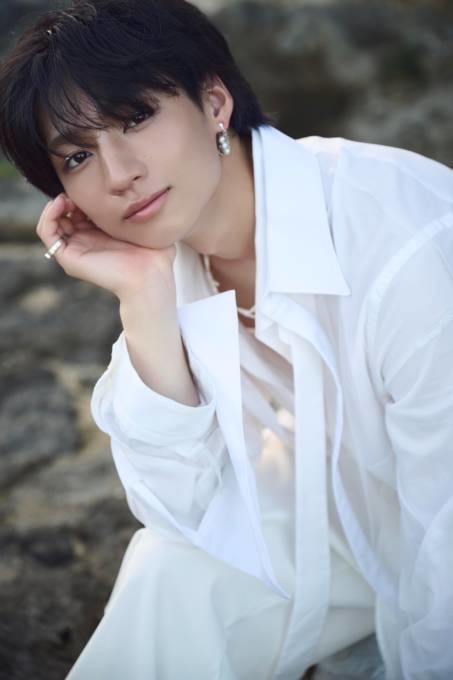 注目の若手俳優・志賀李玖、スタイリッシュな白シャツSHOT披露！初の写真集は魅力あふれる1冊に