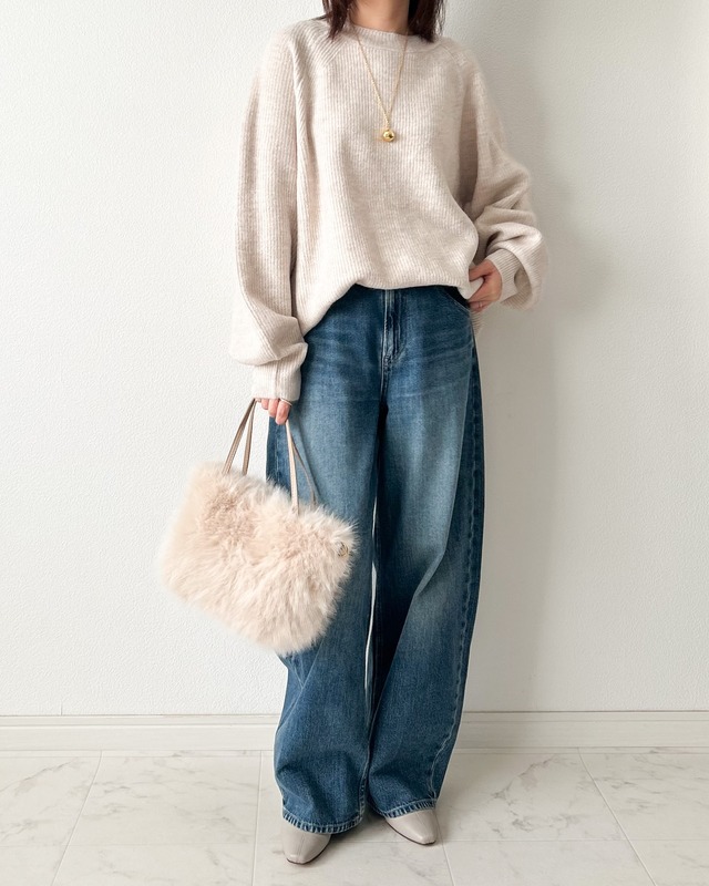 デニム×ベージュニット。シンプルな組み合わせを洗練見せする着こなしテクとは【40代の毎日コーデ】