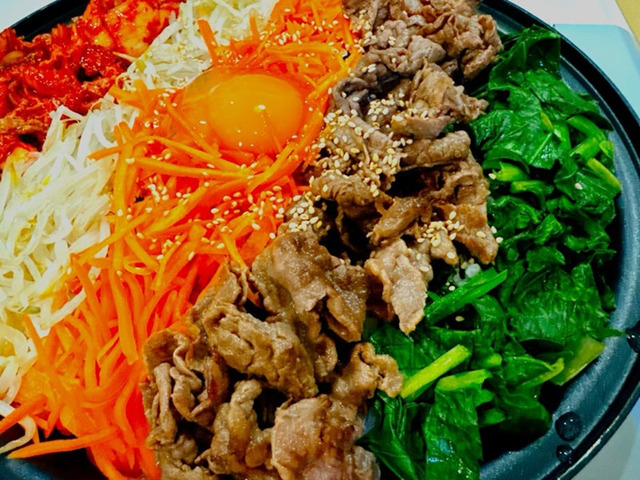 渡辺美奈代、ホットプレートで簡単！彩り豊かな野菜たっぷり夕飯に反響「美味しそう」「素敵」