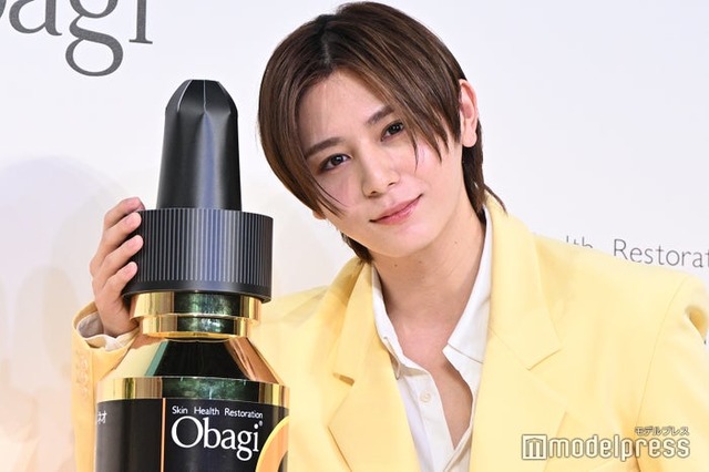 「オバジカラー」スーツに身を包んだ山田涼介（C）モデルプレス