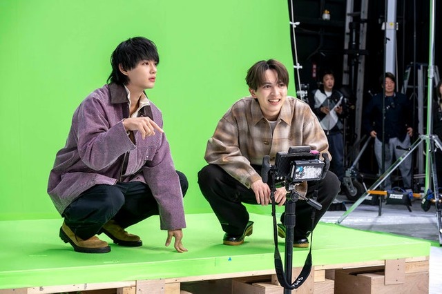 佐野勇斗、吉田仁人「ホットペッパーグルメ」新WebCM「便利」篇「おトク」篇メイキング（提供写真）