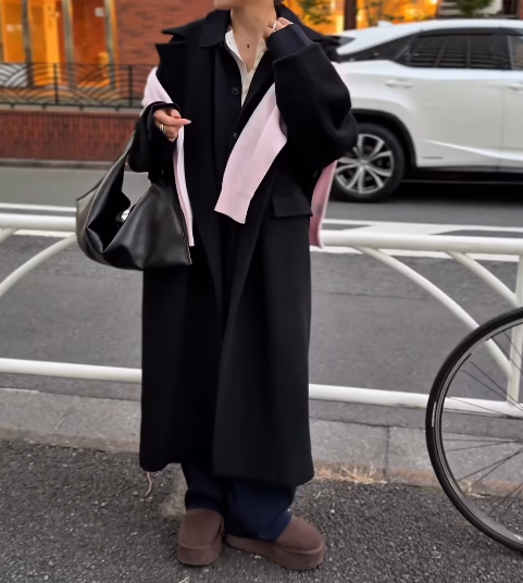 ユニクロニットを肩掛けで刺し色に。大人が楽しめるピンクの投入テク【40代の毎日コーデ】