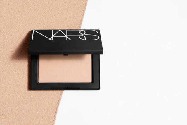 NARS、「ライトリフレクティング セッティングパウダー プレスト N」に待望の新色が登場