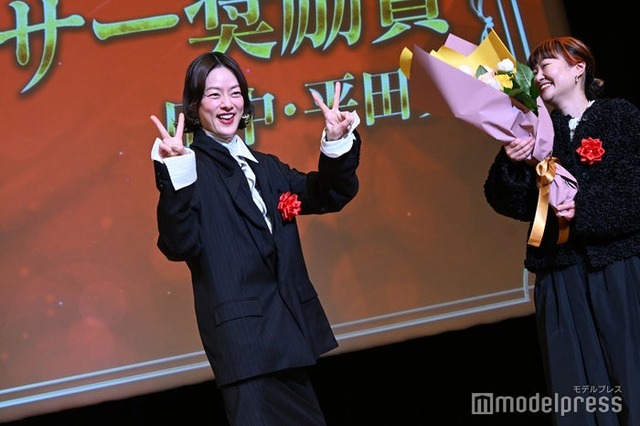 ピースを決める市川実日子、小田玲奈プロデューサー（C）モデルプレス