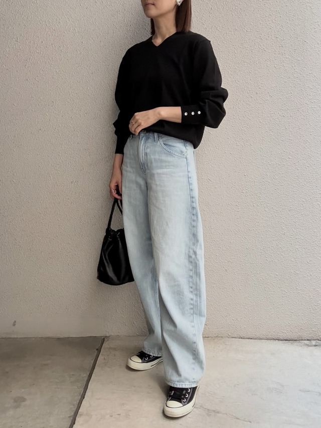 デニム×黒ニット。シンプルコーデなのに洗練見えのワケとは。【40代の毎日コーデ】