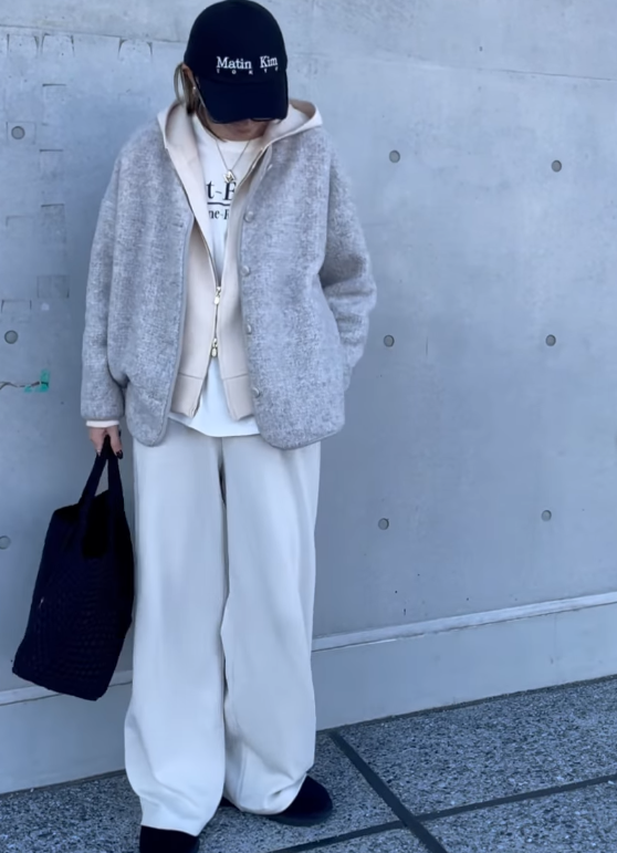 上下ユニクロで冬の白を攻略。軽やかなリラックスカジュアル【40代の毎日コーデ】