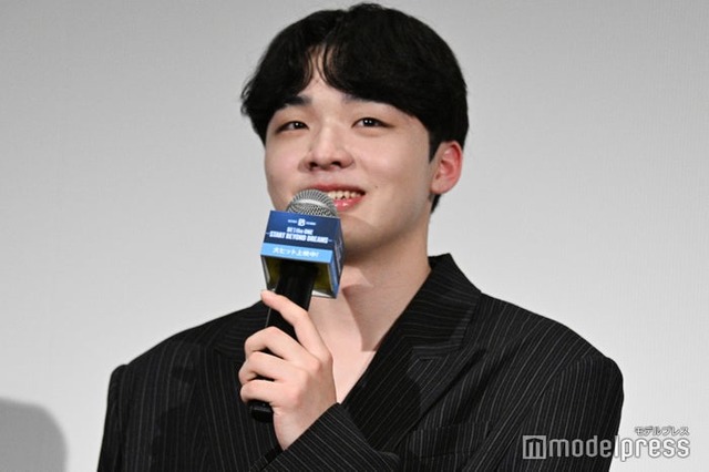 寝ているところが映画に映され照れ笑いを浮かべるRYUHEI（リュウヘイ）（C）モデルプレス